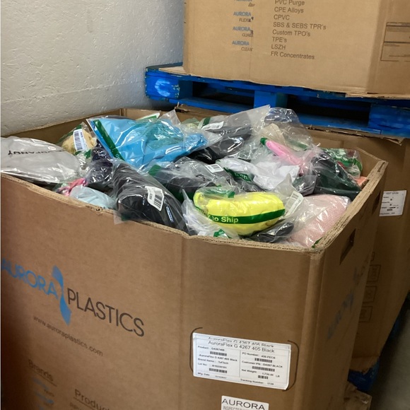 AMAZON RETURN CLOTHING MYSTERY BOXES-Small - Picture 2 of 3